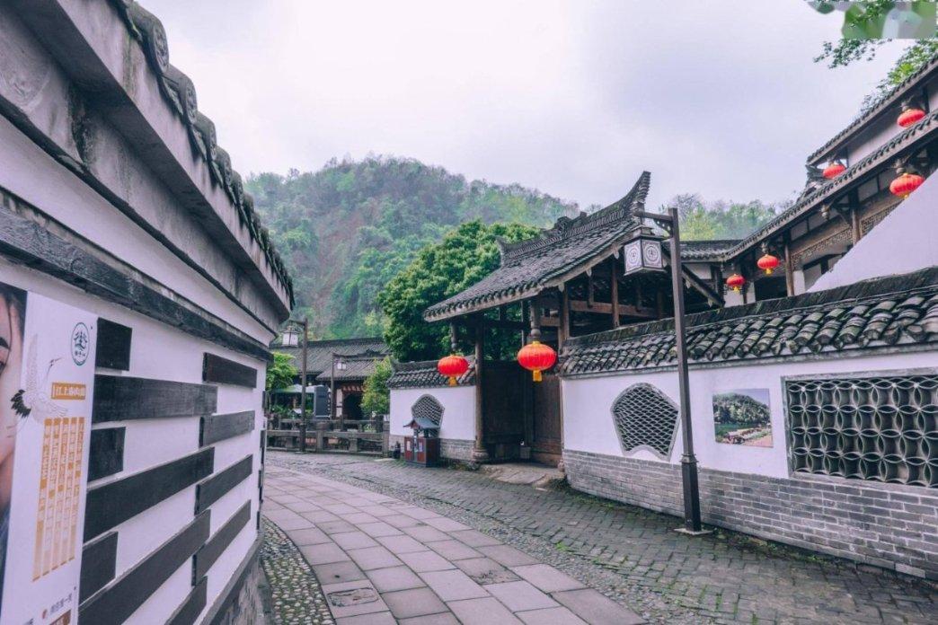 成毅:一个把土掉渣的花衣服穿出清冷感的男人